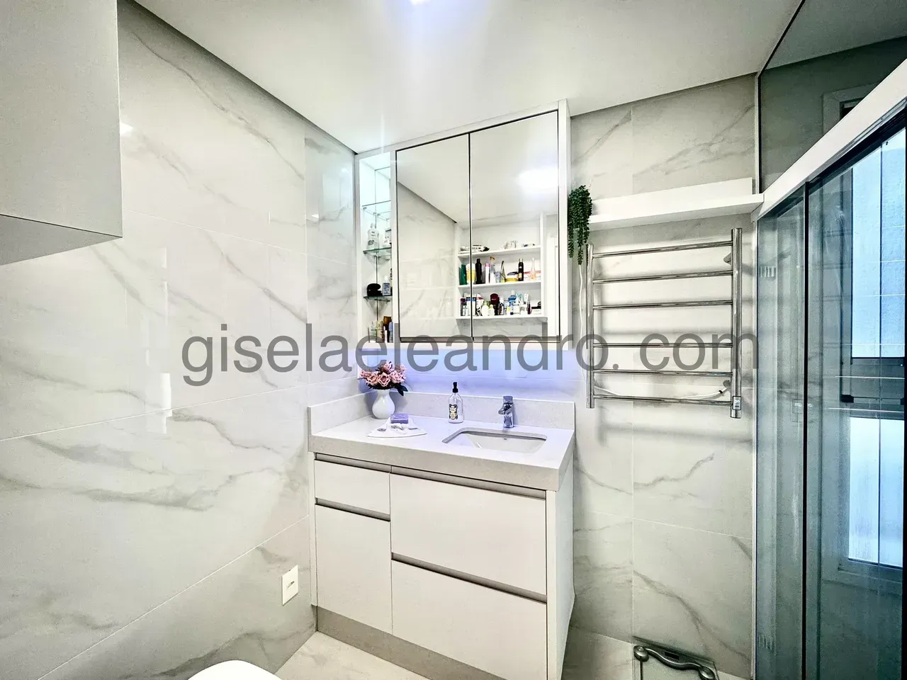Furnished 2-bedroom apartment with 3 bathrooms — photo 16