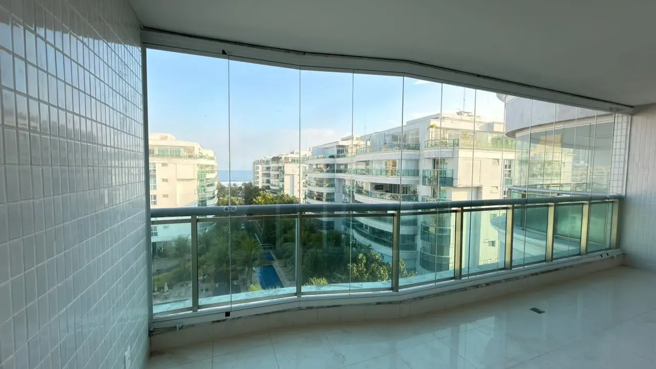 575 m² apartment with 5 en-suite bedrooms and glass balcony — photo 44
