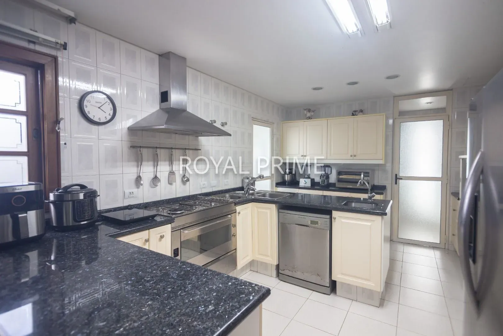 Furnished house in a gated community with 4 bedrooms and 5 baths — photo 26