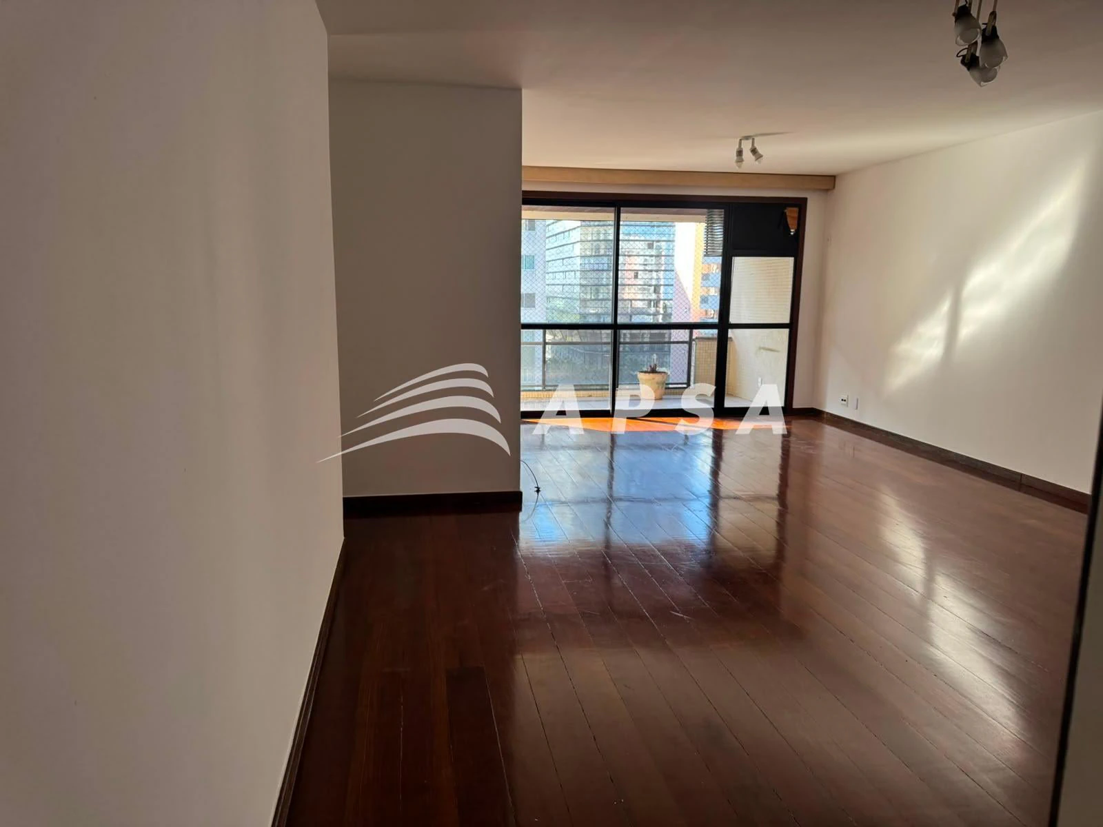 141 m² apartment with 4 bedrooms and enclosed balcony — photo 7