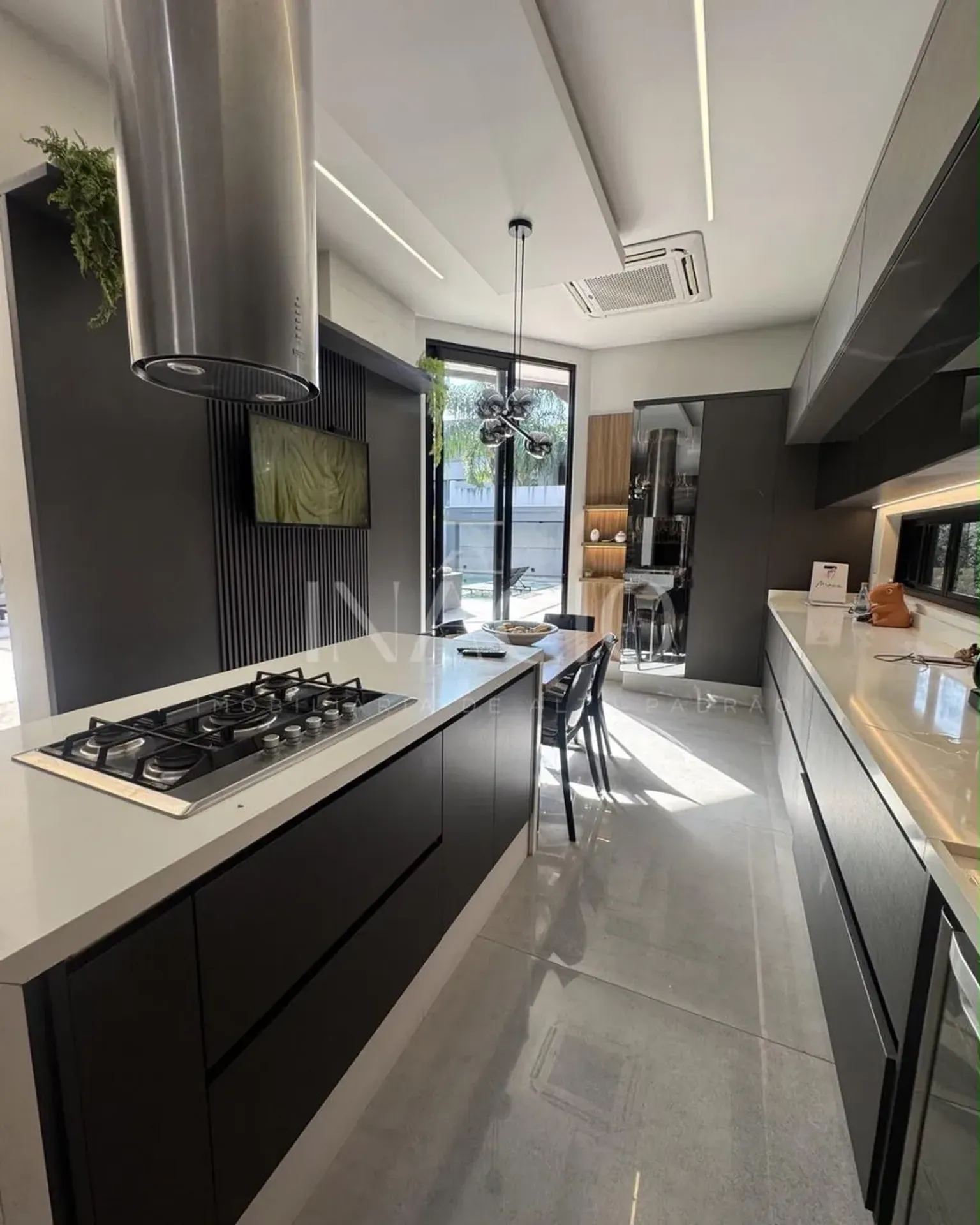 Furnished house, 600 m², with floor-to-ceiling windows — photo 18