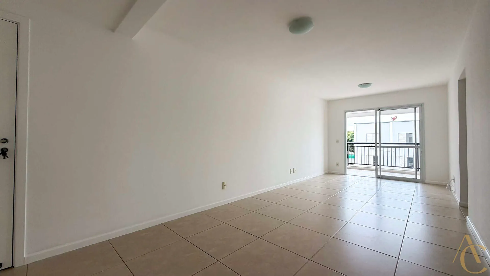 Balcony with a grill in a 3-bedroom apartment, 97 m² — photo 30