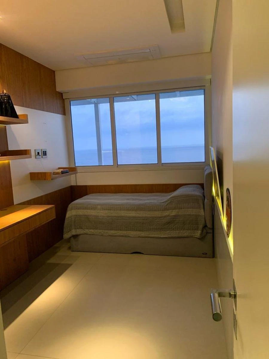 Balcony with a grill in a 3-bedroom apartment, 159 m² — photo 33