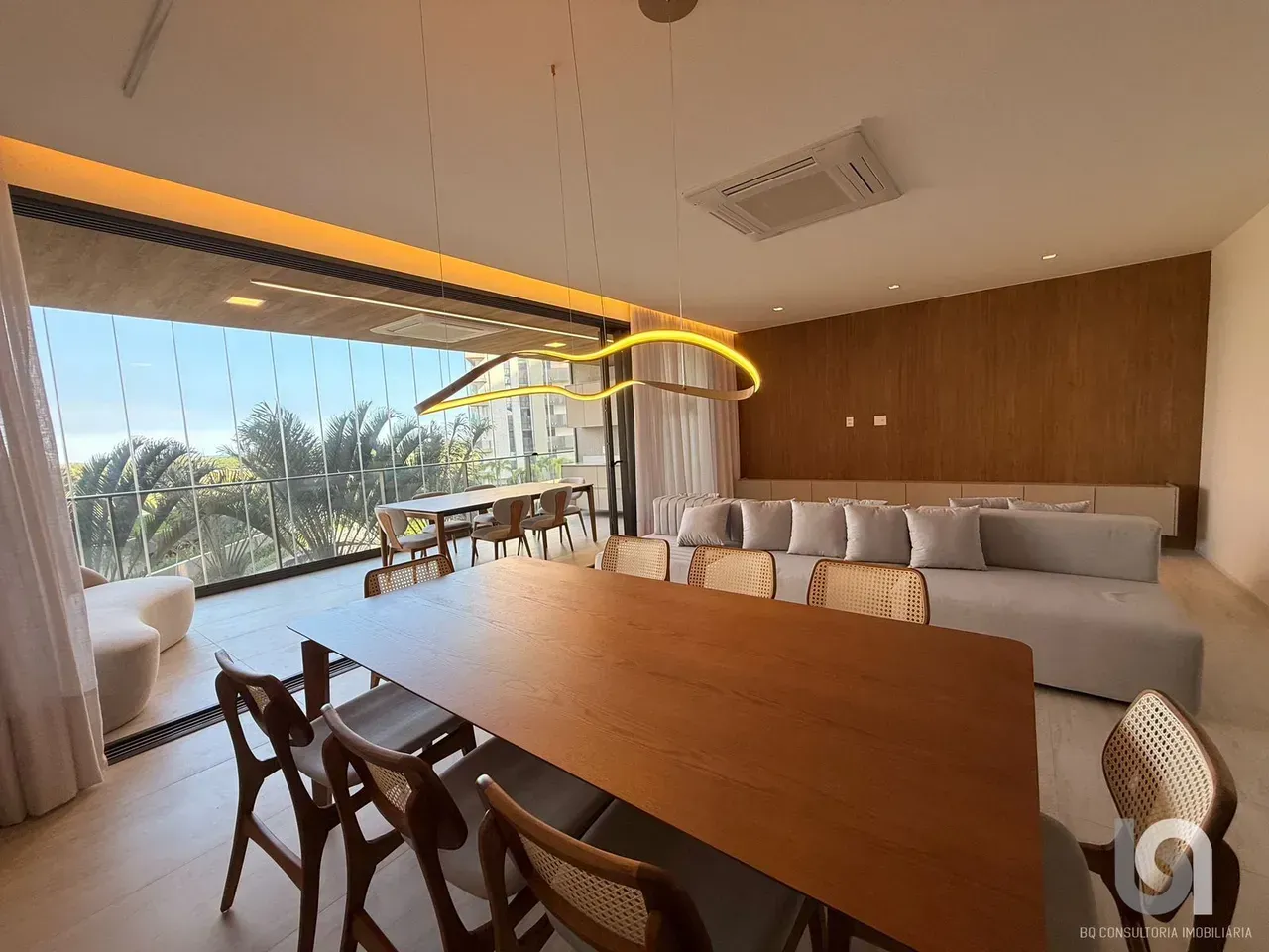 Apartamento com 4 dormitórios e 5 banheiros, 231 m² — photo 4