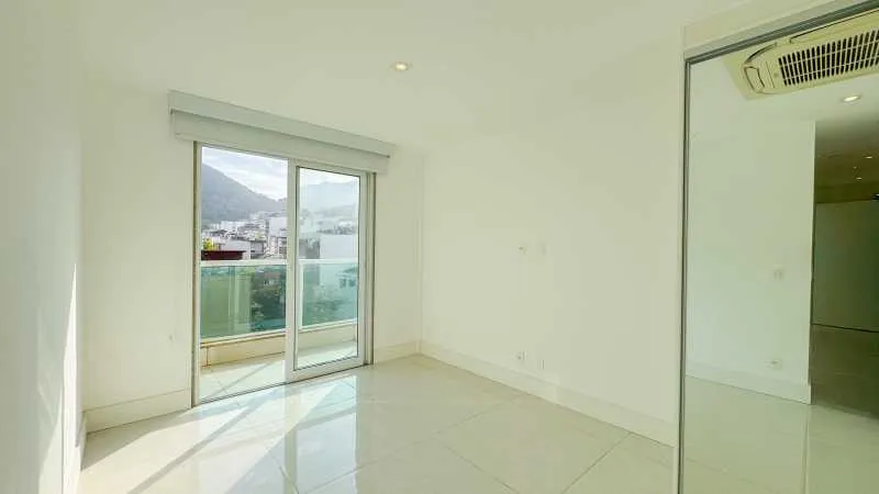 3-bedroom apartment in a building with a pool — photo 19
