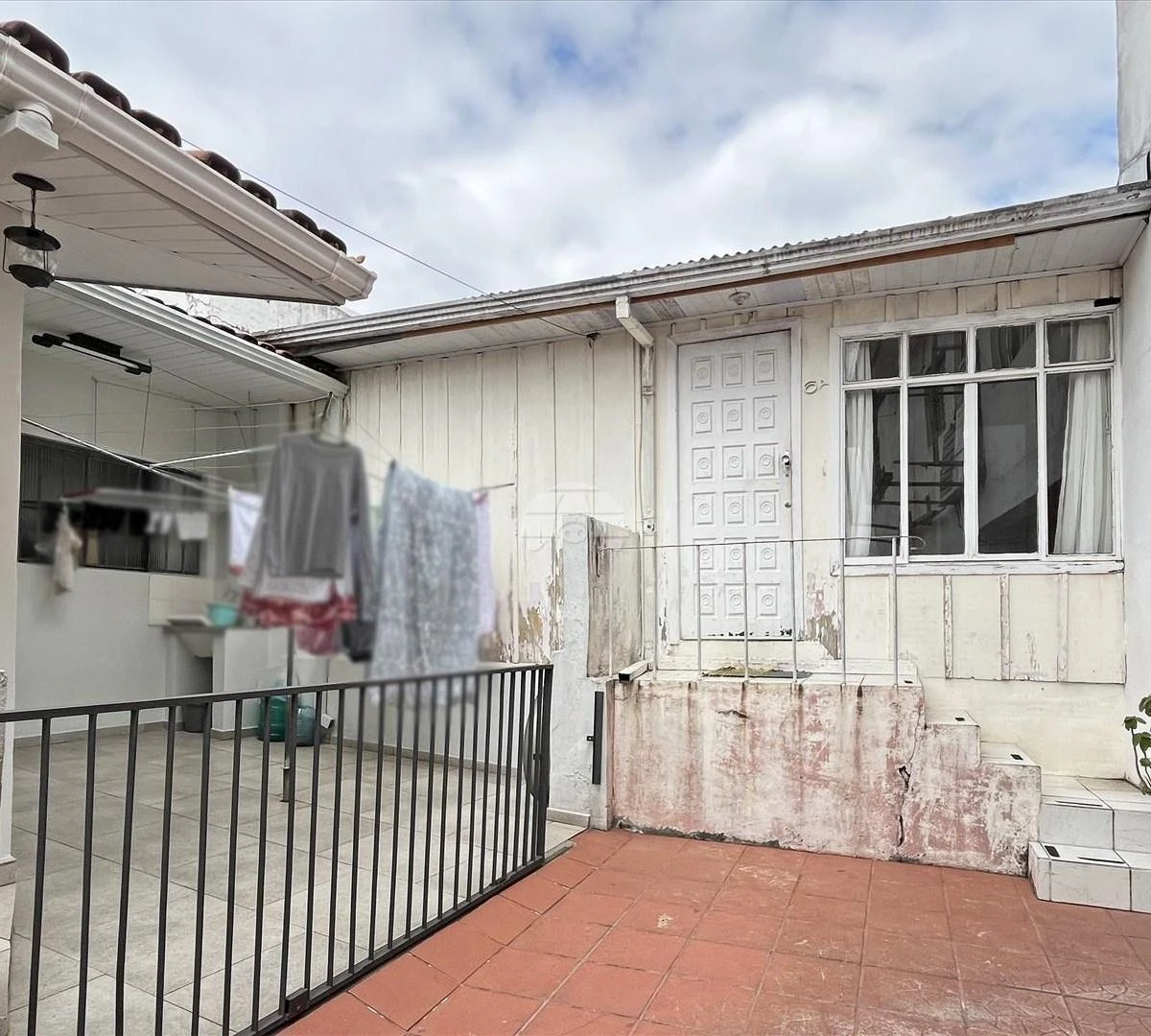 2-bedroom house with wood or laminate floors in Curitiba — photo 15