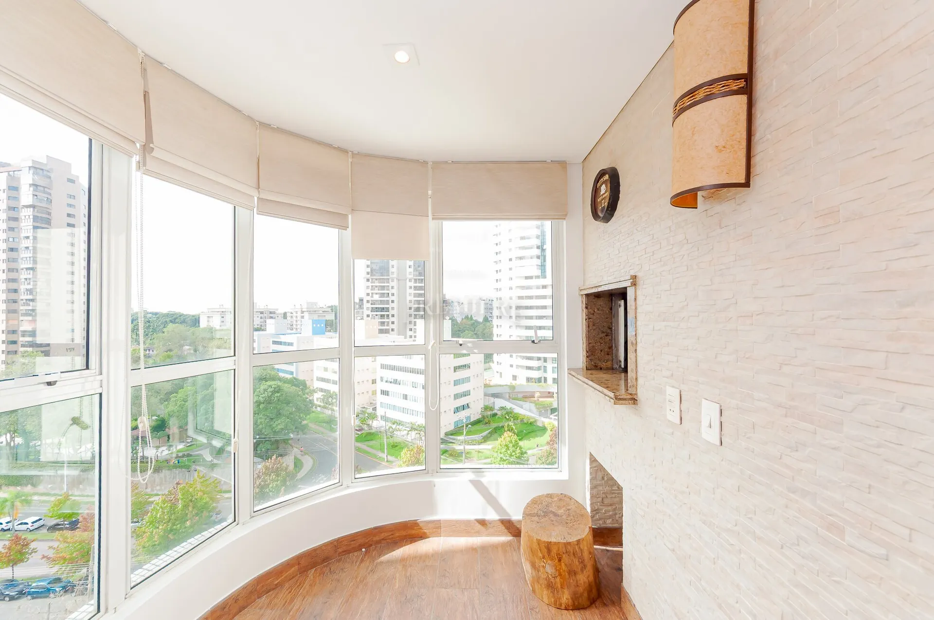 Apartamento mobiliado de 4 quartos em condomínio com piscina