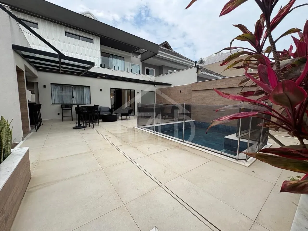 House with 3 suites, pool, 300 m² and 2 parking spots — photo 42
