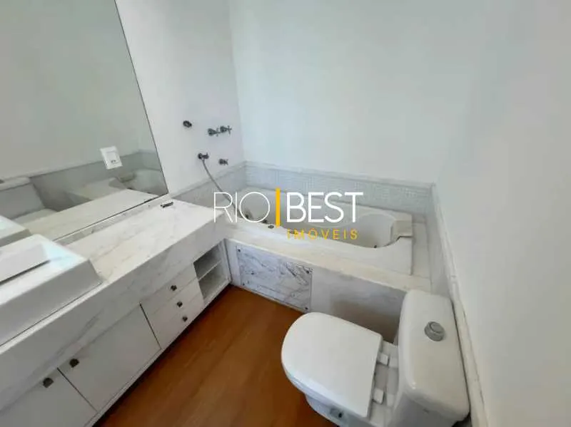 Unfurnished 4-bedroom apartment with open-plan kitchen — photo 25