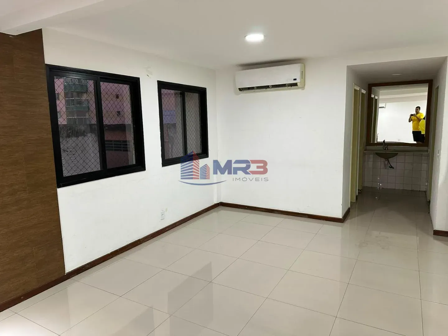 Balcony with a grill in a 2-bedroom apartment, 60 m² — photo 27