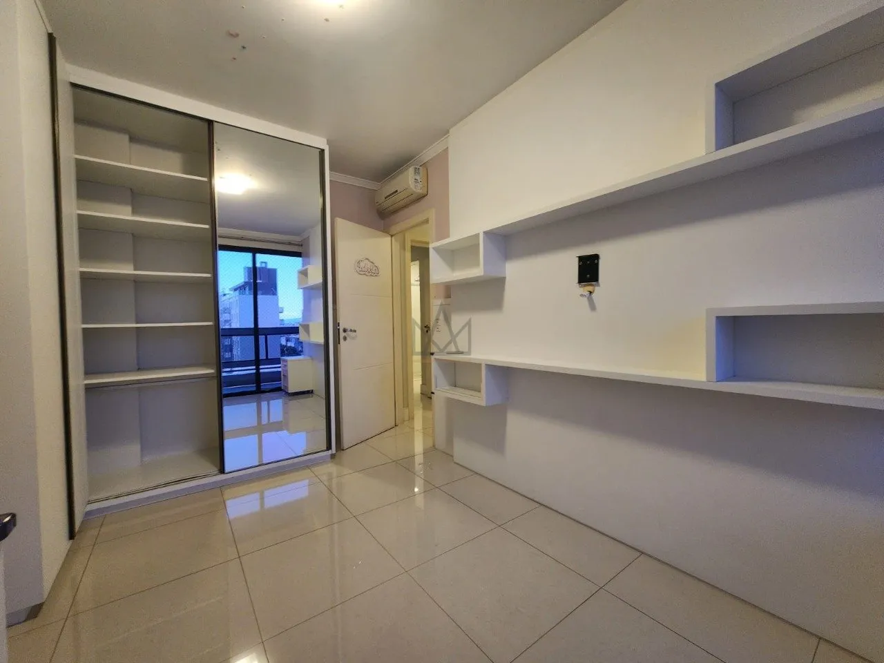 4-bedroom apartment in a building with a gym — photo 24