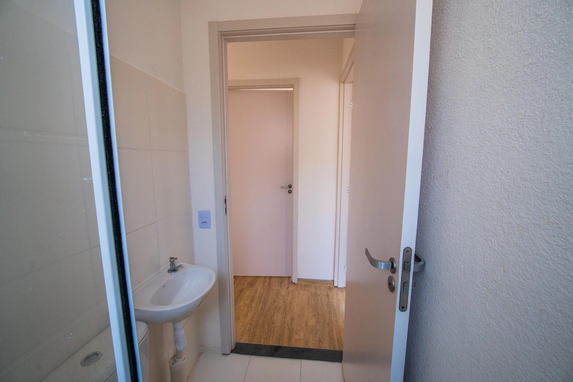 2-bedroom apartment with wood or laminate floors in Curitiba — photo 2