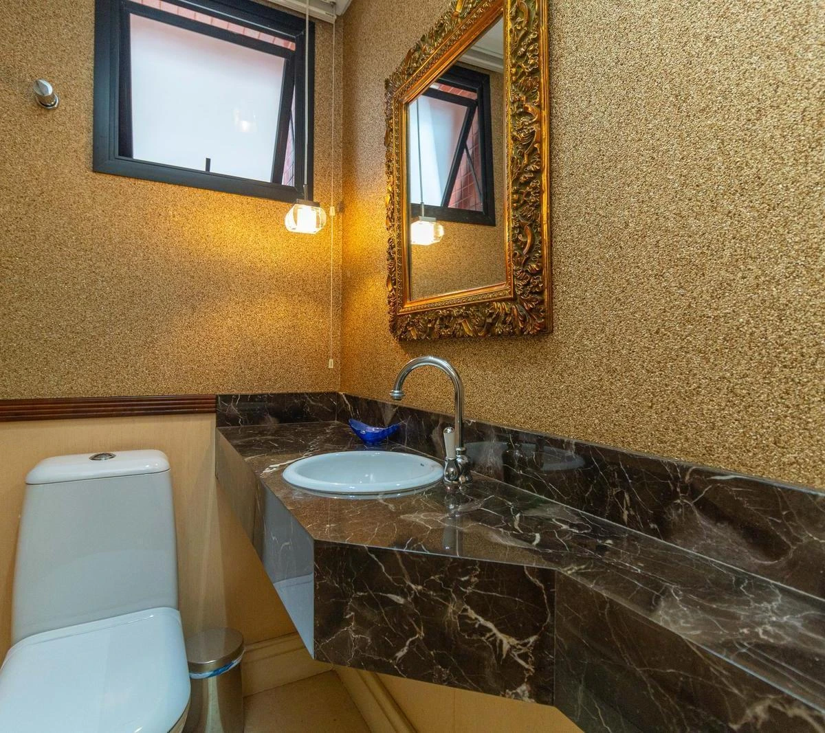 2-bedroom apartment with a bathtub in Curitiba — photo 33