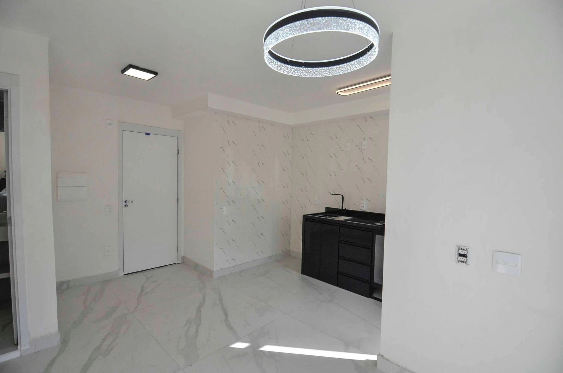 Apartamento de 2 quartos com varanda fechada de vidro — photo 7