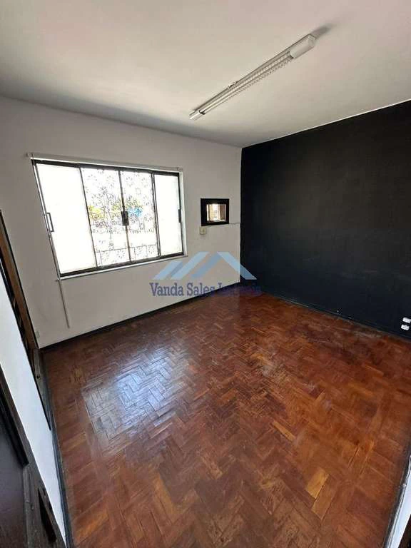House with no parking, 4 bedrooms and 2 bathrooms — photo 3