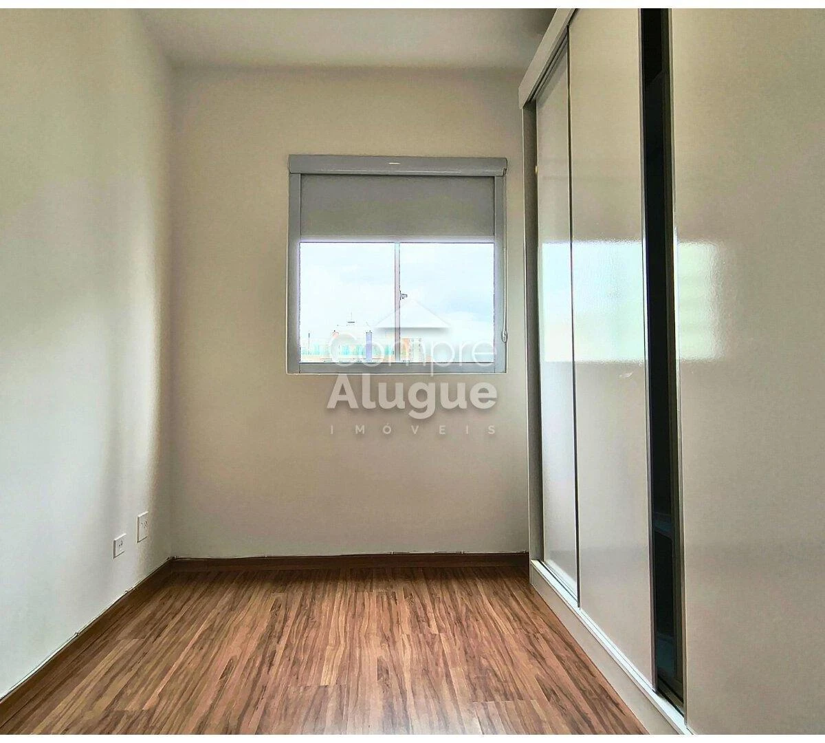 Glass-enclosed balcony in a one-bedroom apartment, 53 m² — photo 9
