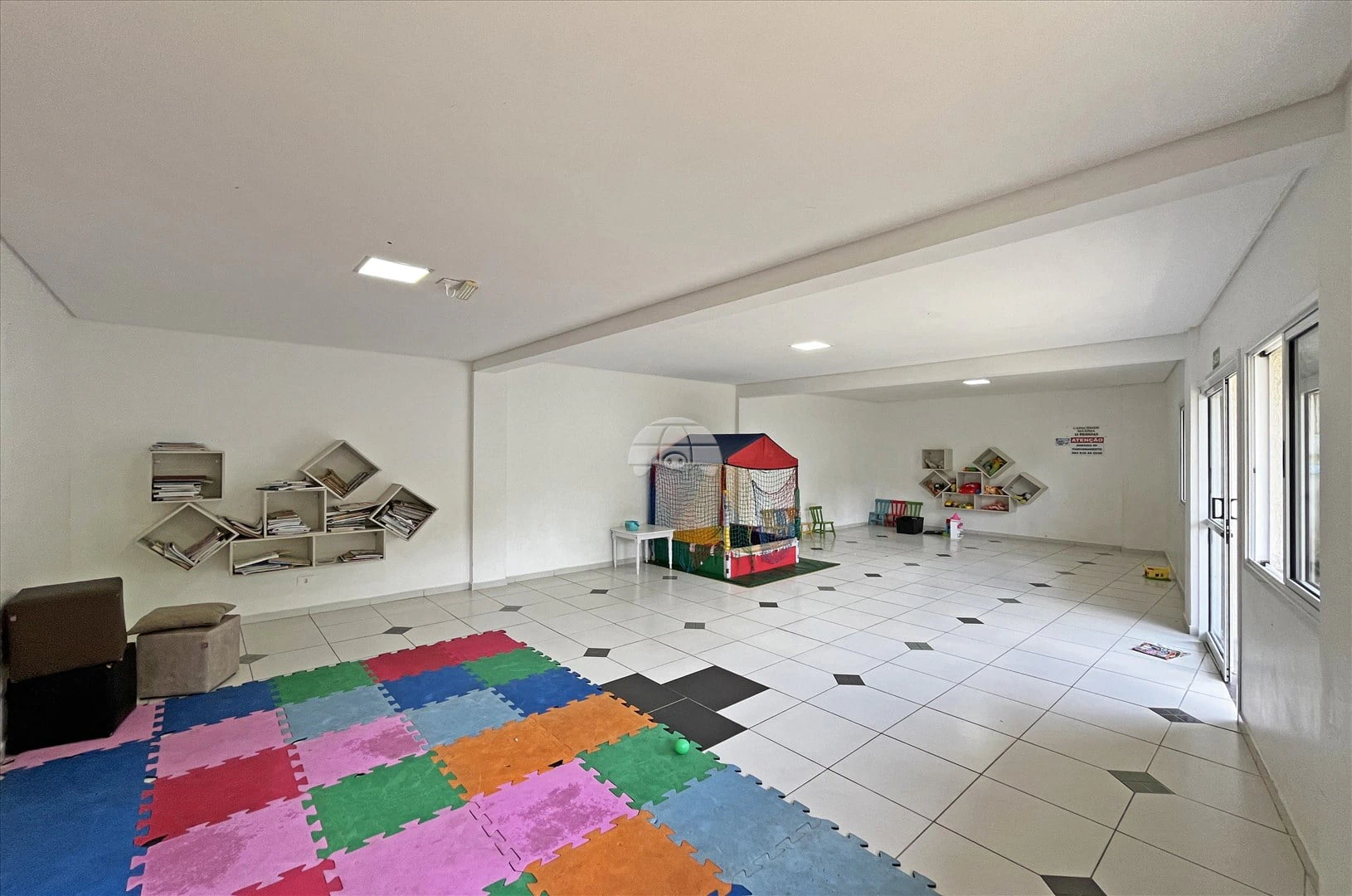 Balcony with a grill in a 2-bedroom apartment, 47 m² — photo 28