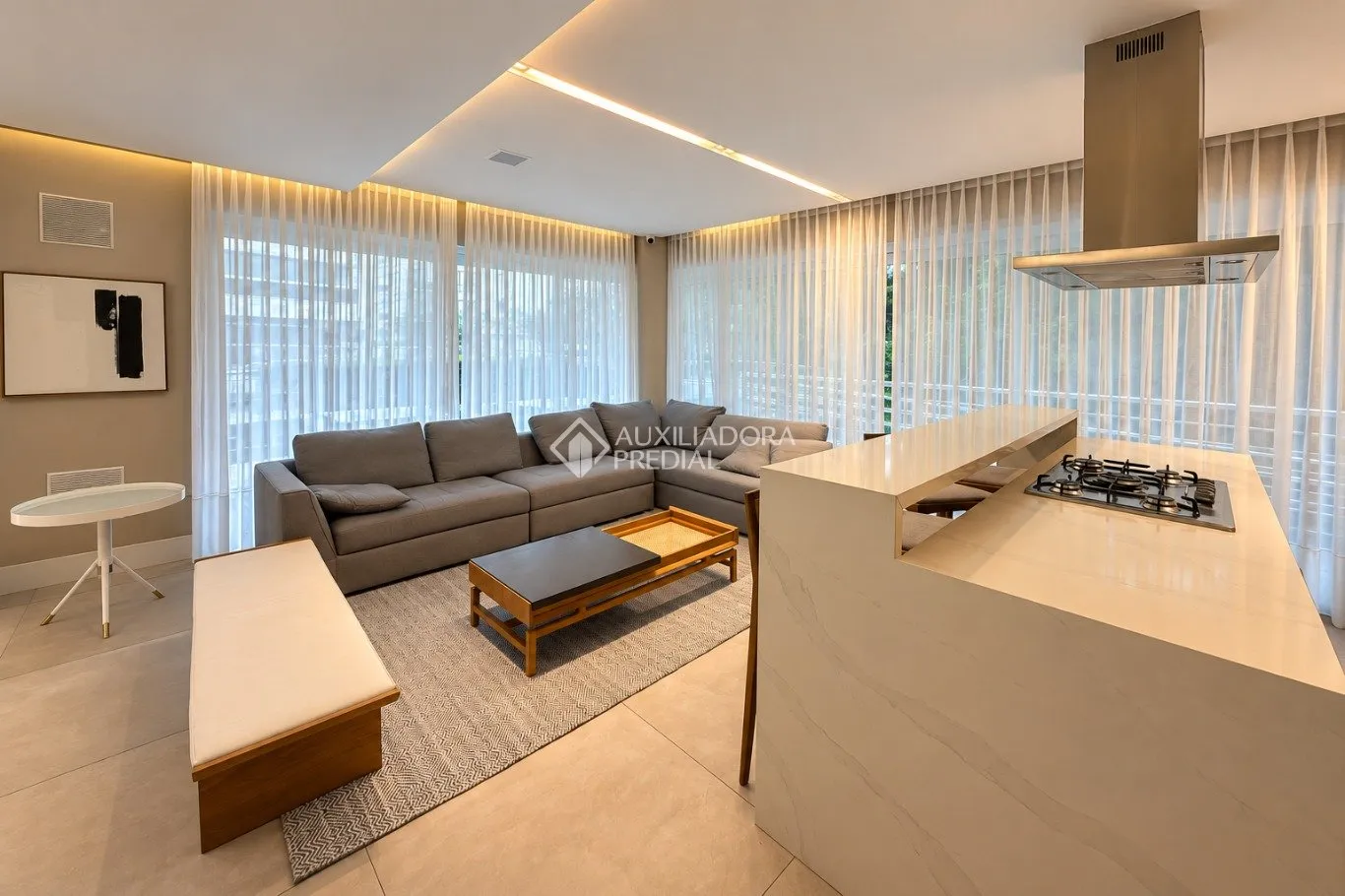 Balcony with a grill in a 2-bedroom apartment, 172 m² — photo 3