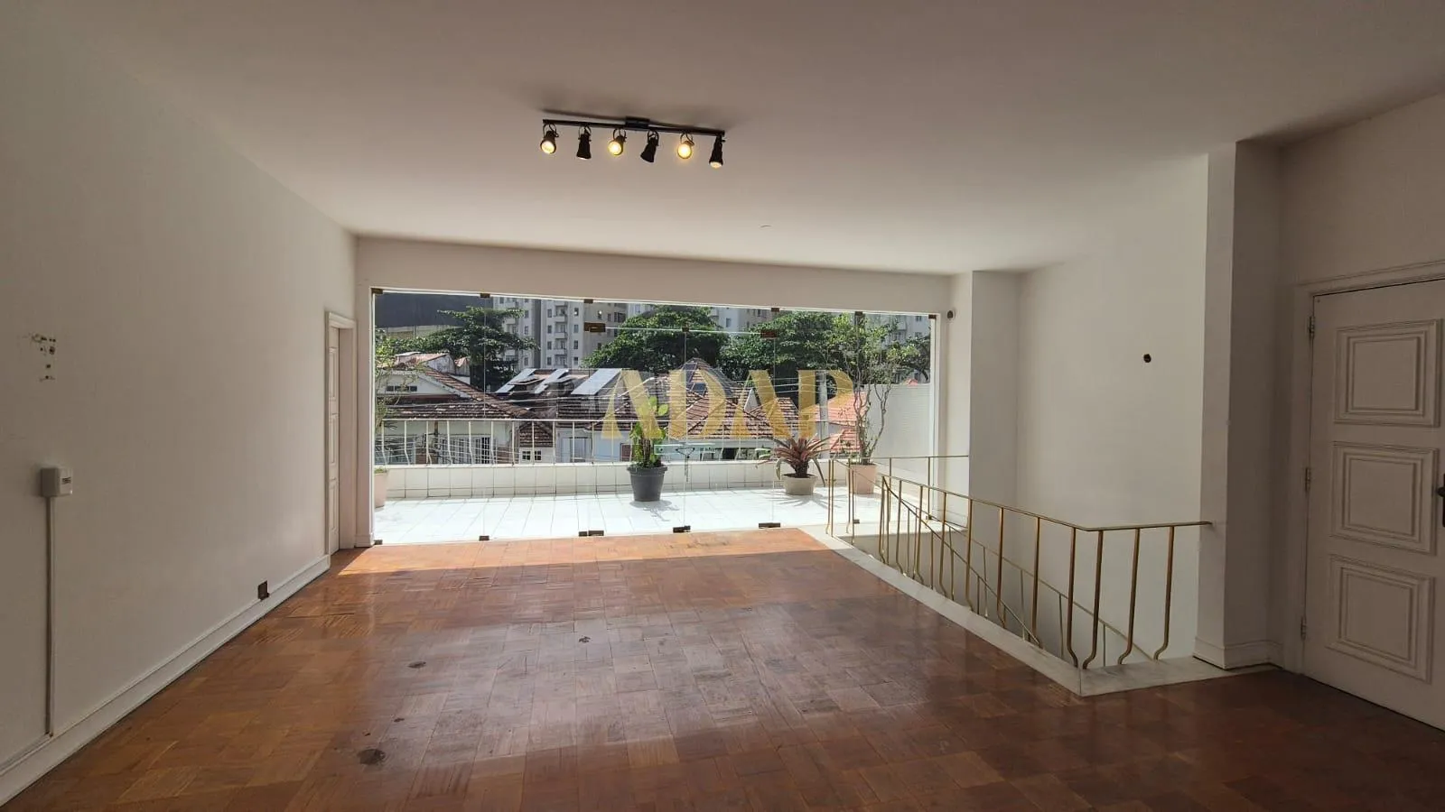 525 m² apartment with a home office and a bathtub — photo 31