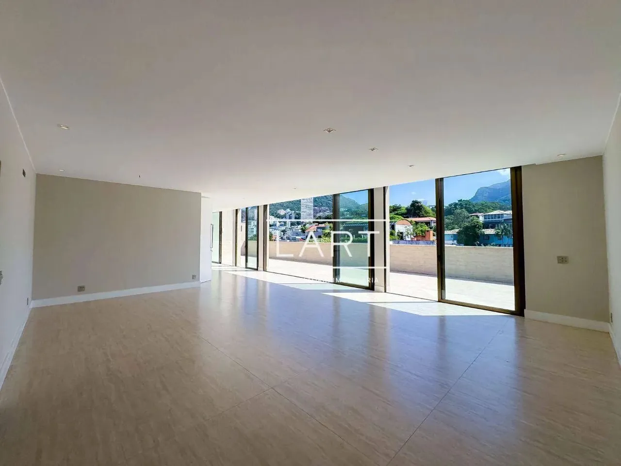 Apartamento com 4 dormitórios e varanda de vidro — photo 2