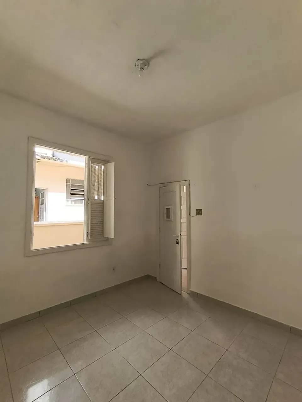 Casa tipo apartamento sem mobília com 1 quarto e 1 banheiro