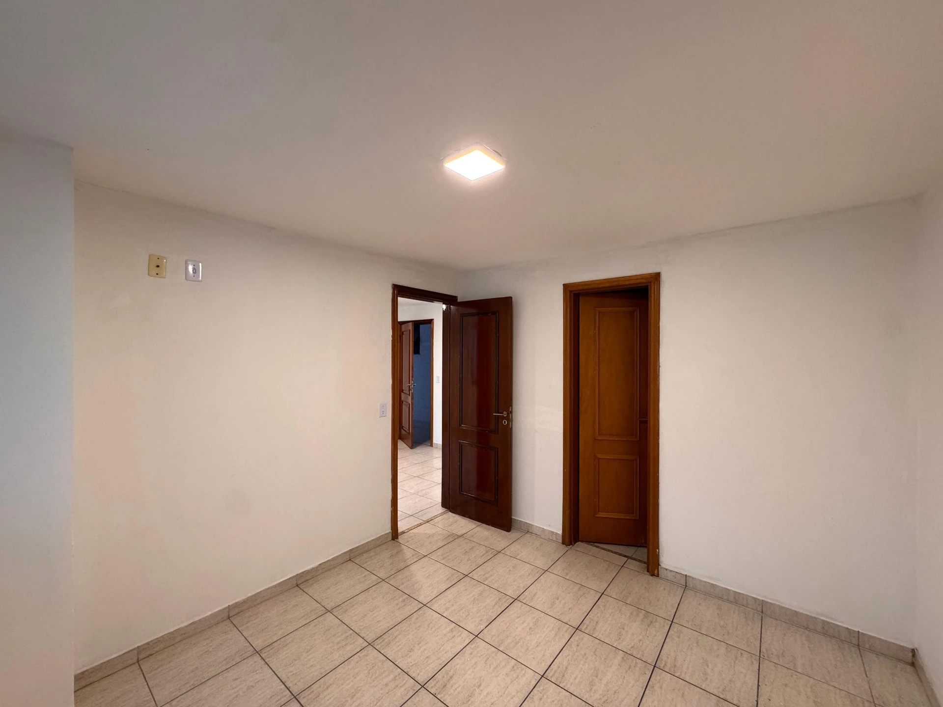 One-bedroom apartment in a building with a sauna — photo 18