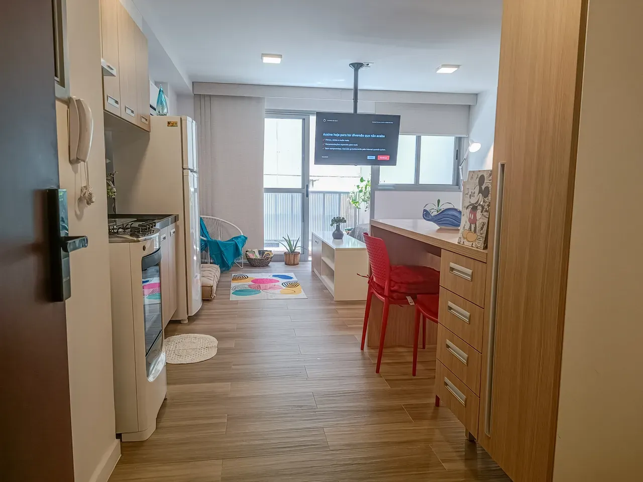 Furnished 1-bedroom apartment with open-plan kitchen — photo 13
