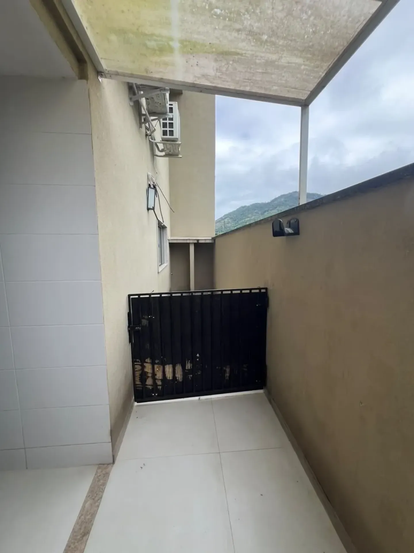 House, 240 m², with a glass-enclosed balcony — photo 12