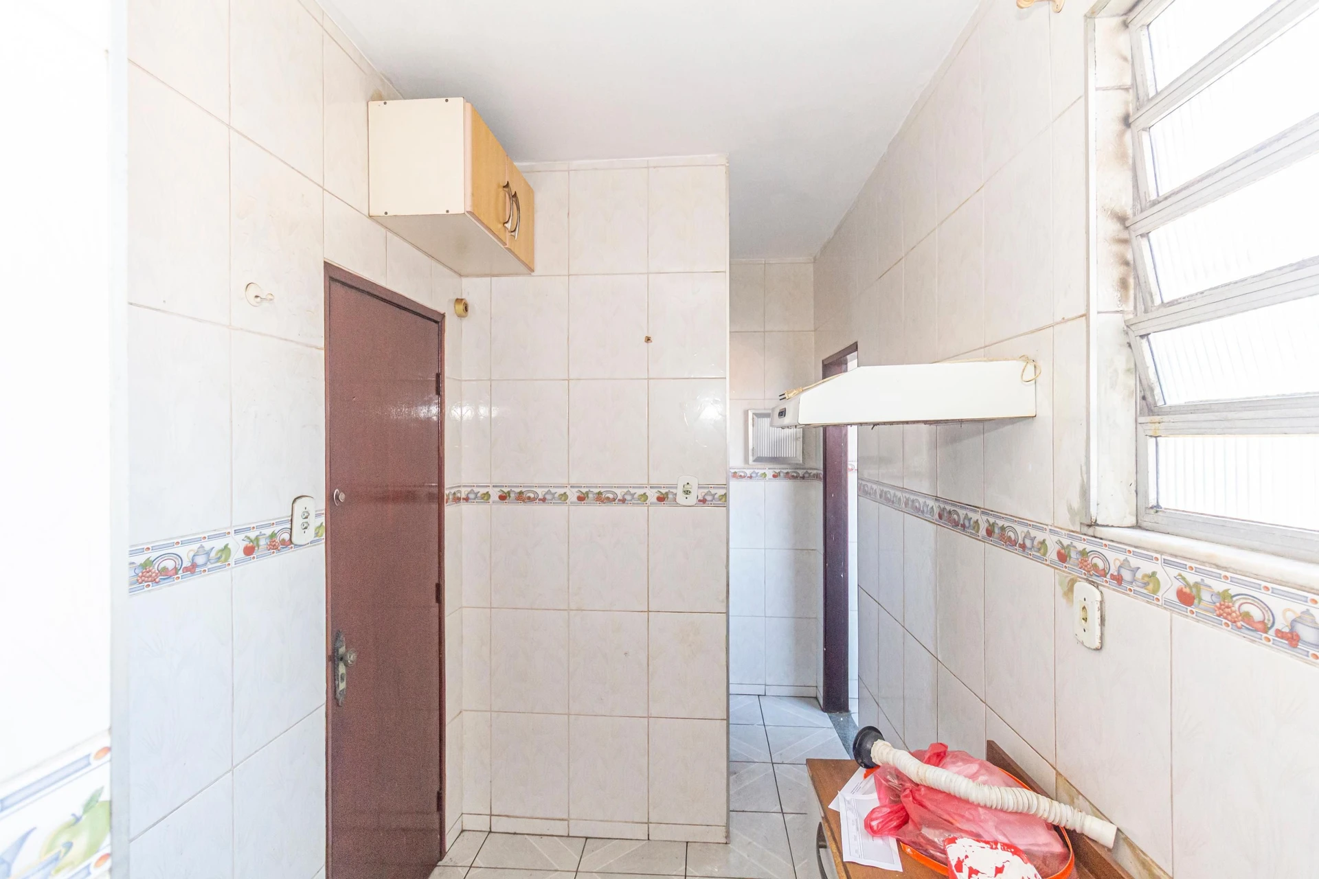 Apartamento sem mobília com 2 quartos e cozinha a gás