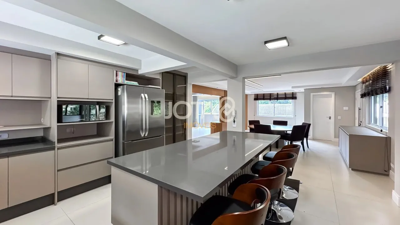 4-bedroom house with open kitchen and private BBQ