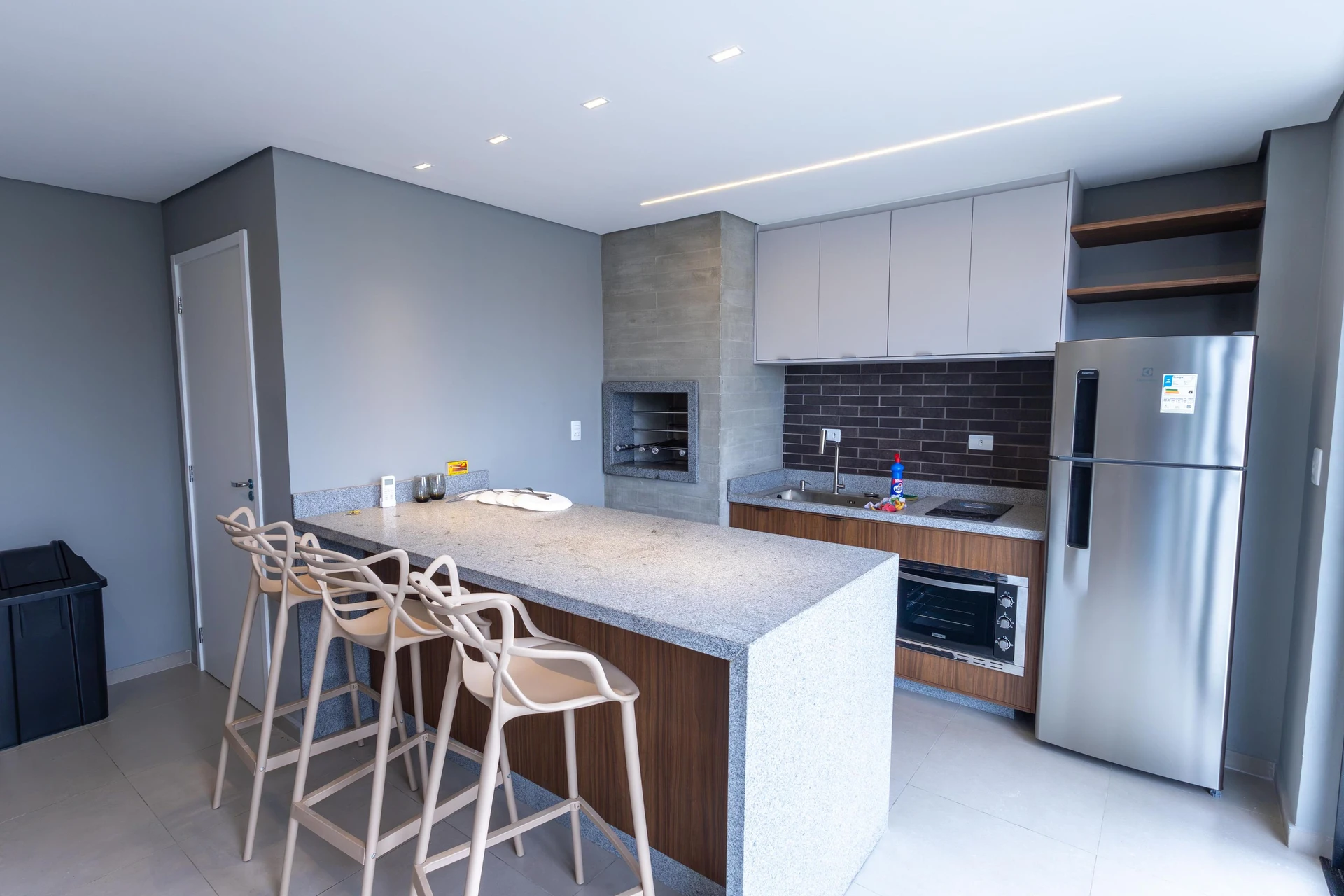 28 m² studio with a home office and a glass-enclosed balcony — photo 20