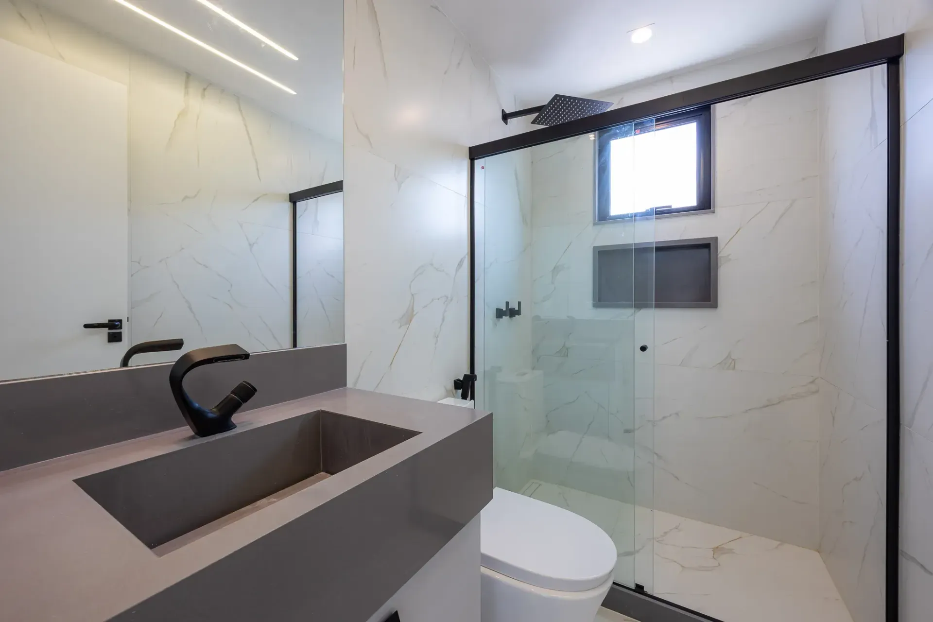 Furnished house with 5 suites and floor-to-ceiling windows — photo 47