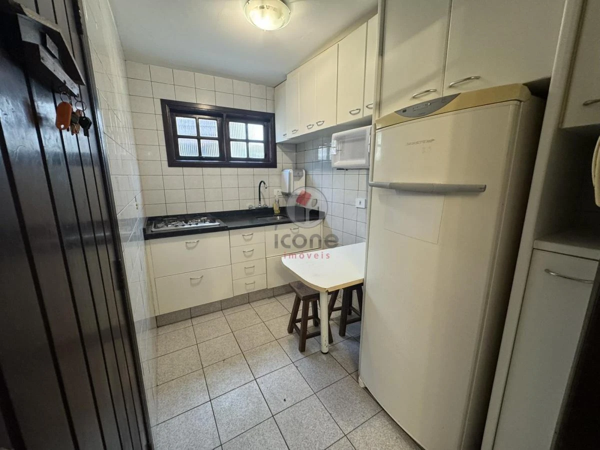 3-bedroom house with a bathtub in Curitiba — photo 4
