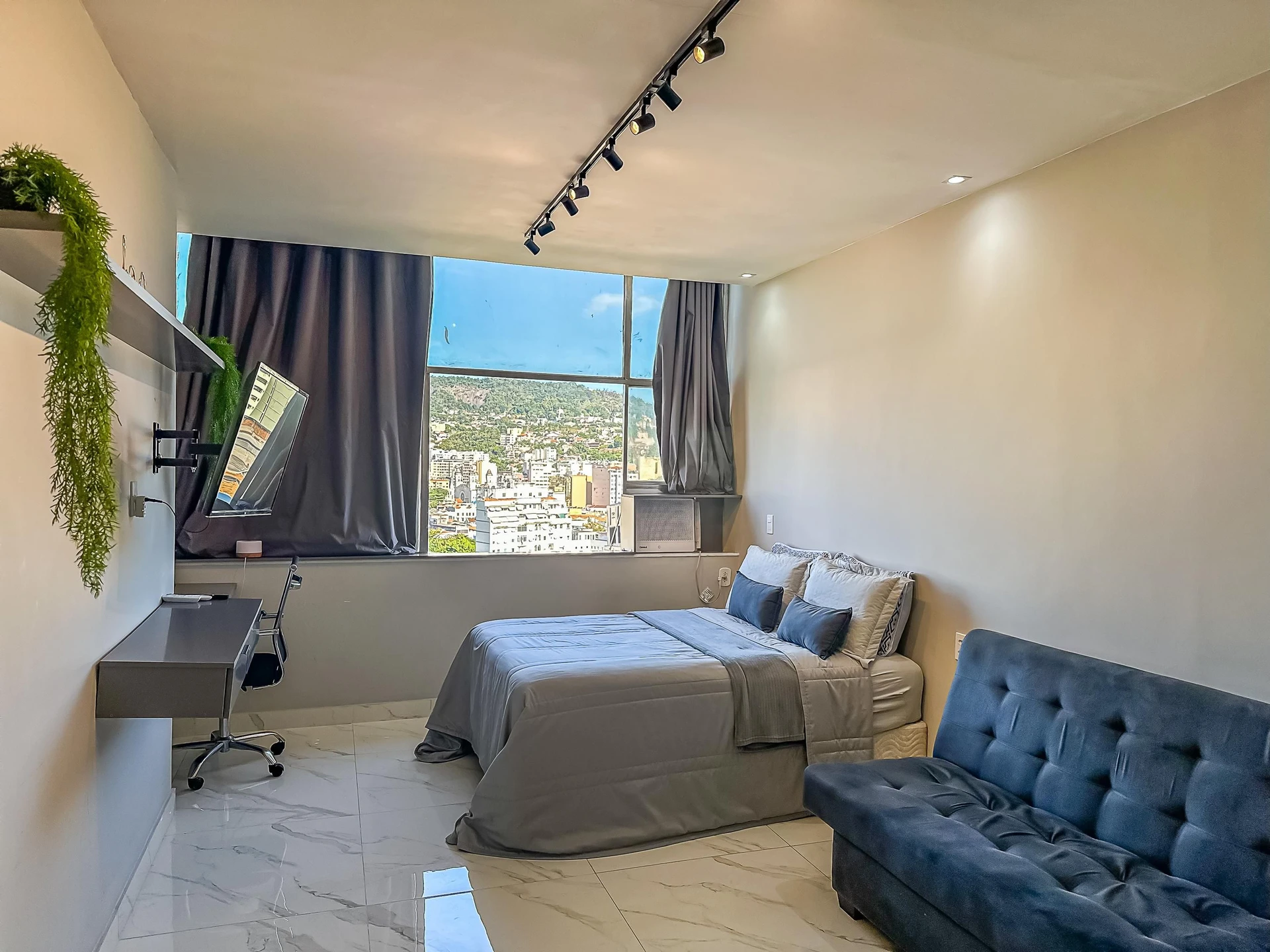 Furnished studio with 1 bedroom and 1 bathroom — photo 15