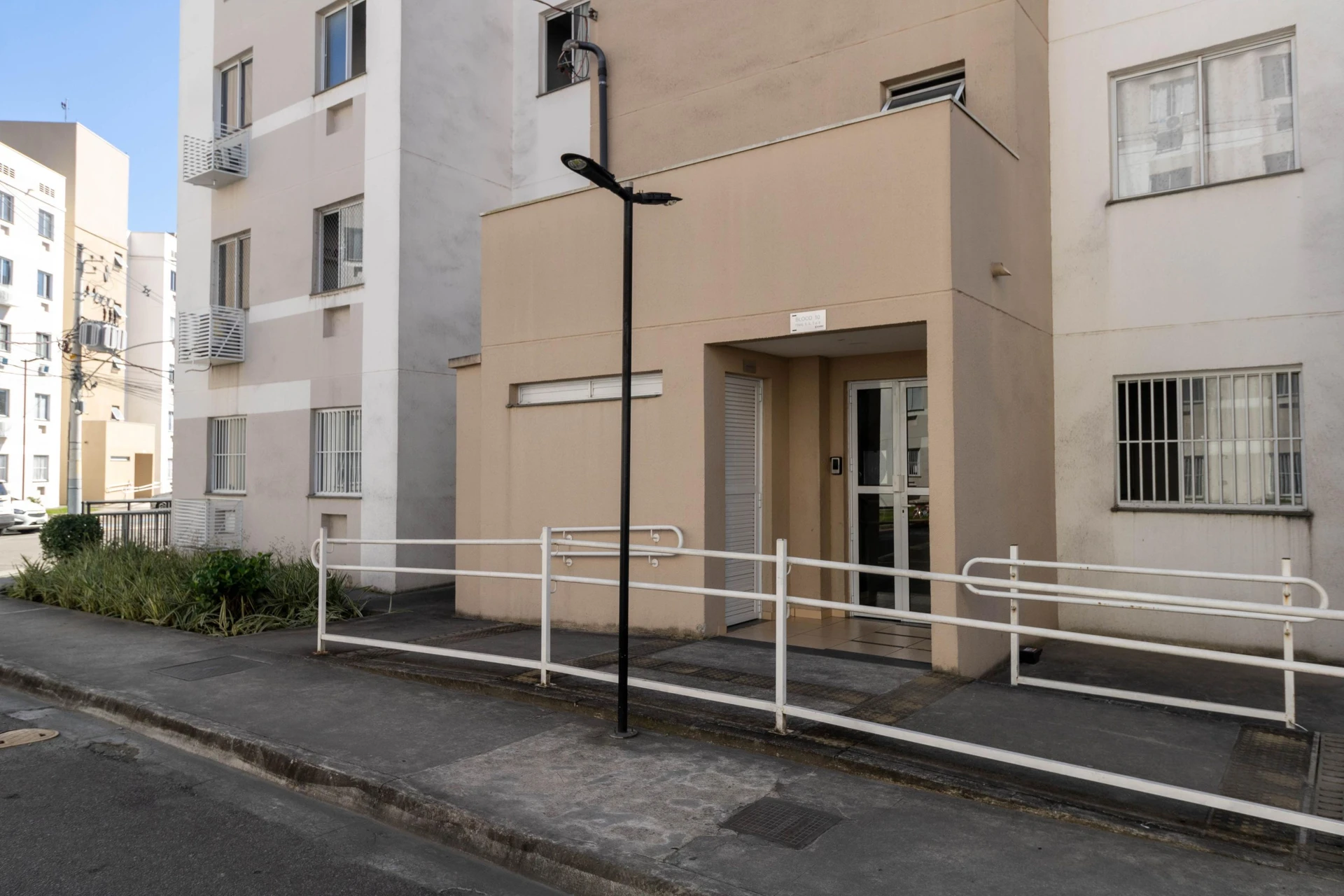 2-bedroom apartment in a building with a gym — photo 3