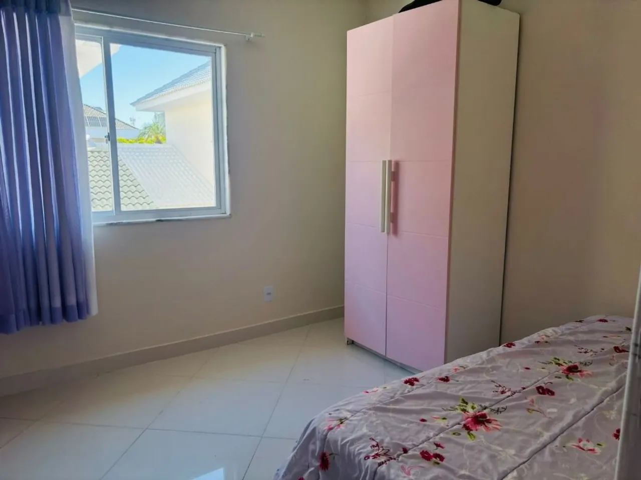 House with 5 bedrooms and a modern glass balcony — photo 10