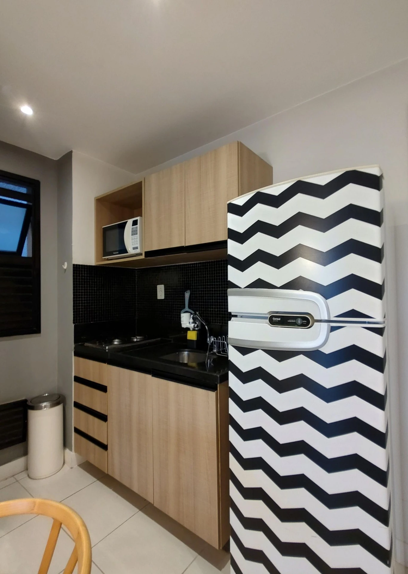 Furnished 1-bedroom apartment with an open-plan kitchen — photo 25
