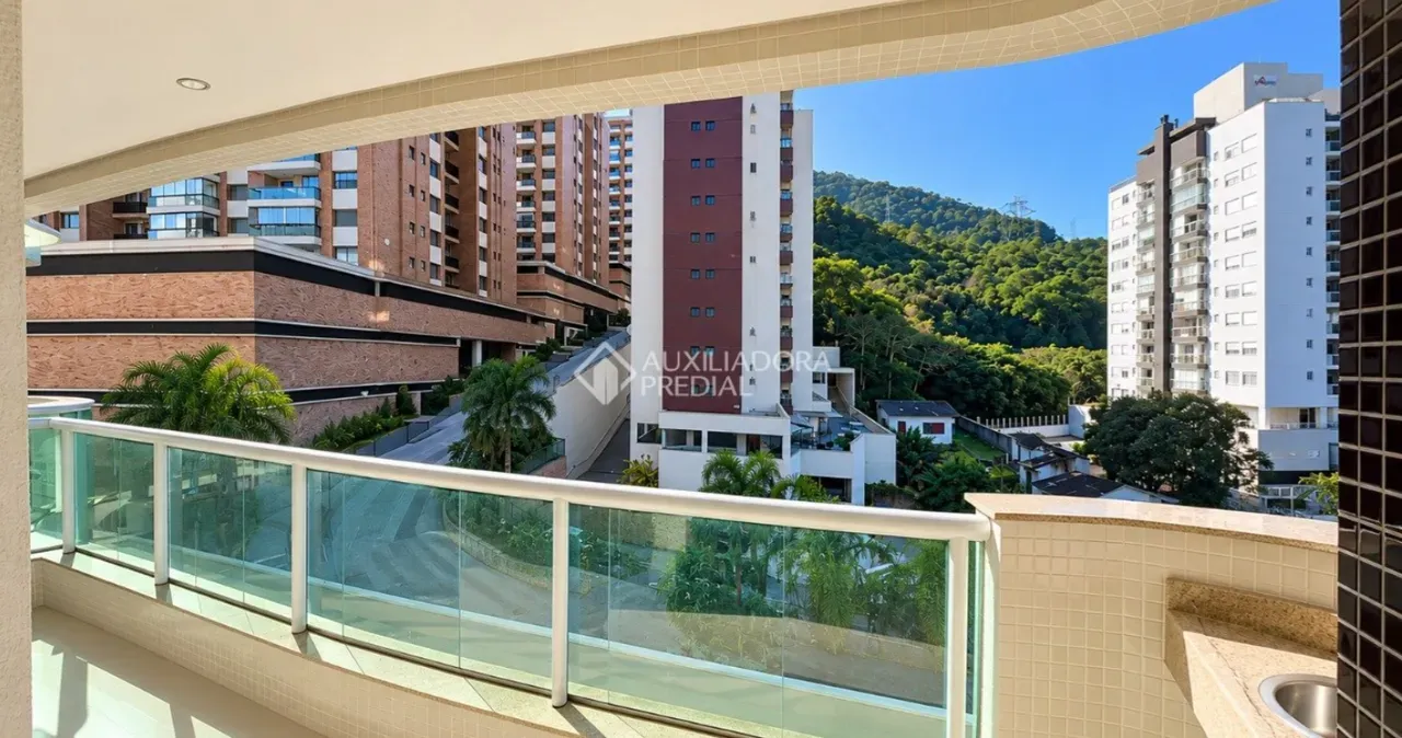 Balcony with a grill in a 4-bedroom apartment, 125 m² — photo 6