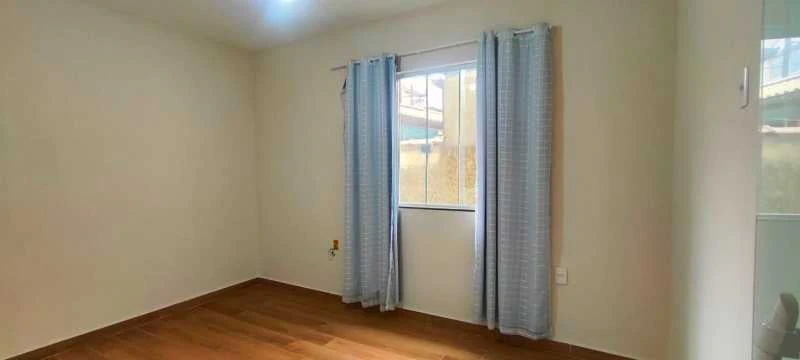 House with 3 bedrooms and a glass shower enclosure — photo 15