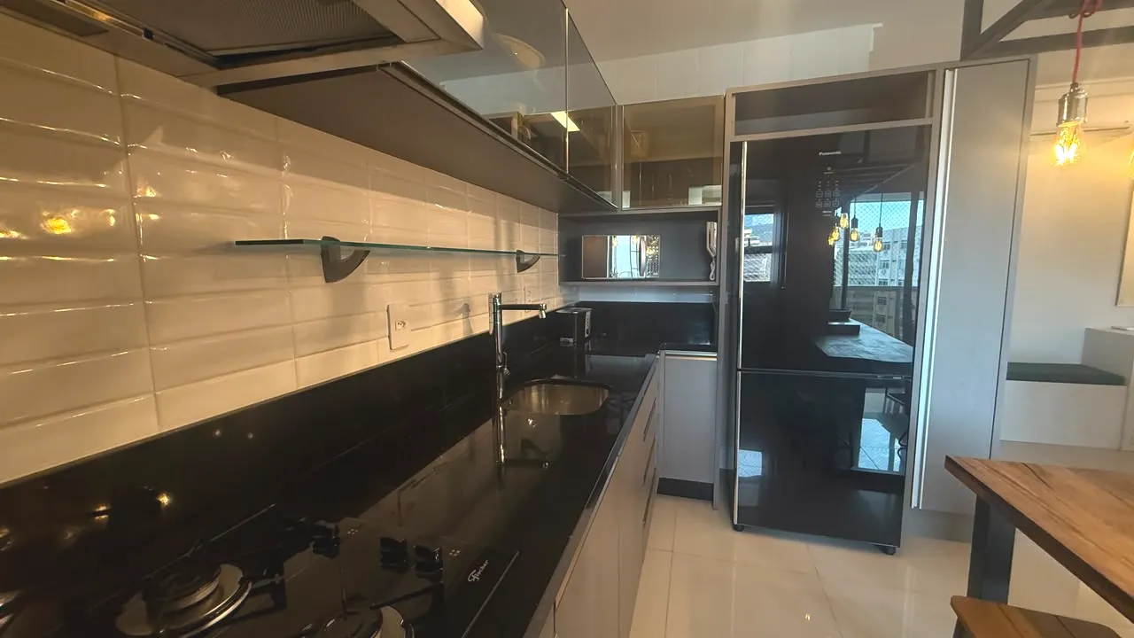 Apartamento mobiliado com 2 suítes e varanda