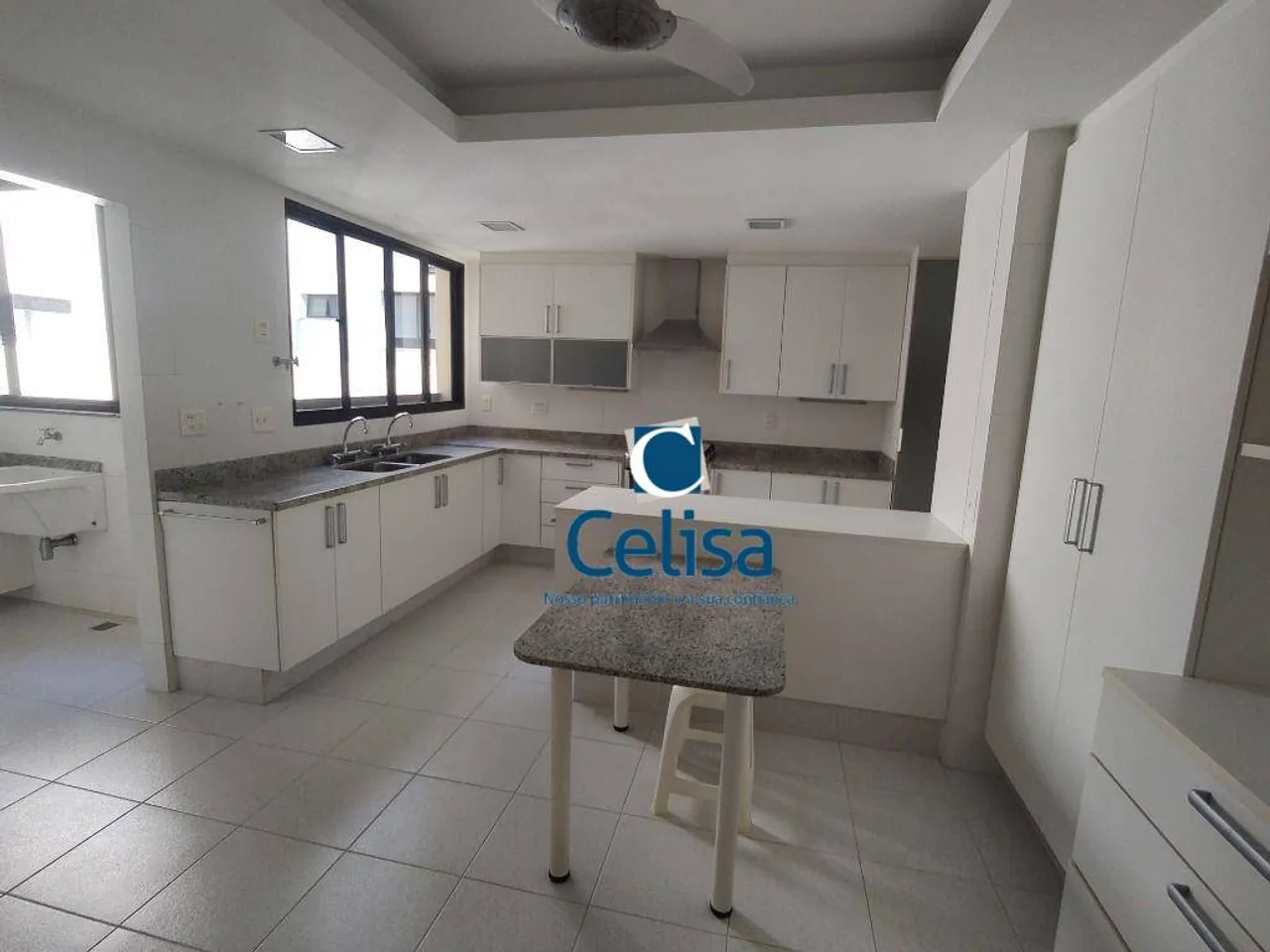 294 m² apartment with 3 bedrooms and 4 bathrooms — photo 4