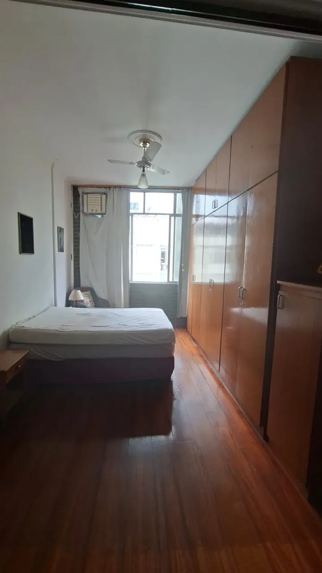 One-bedroom apartment with wood or laminate floors — photo 3