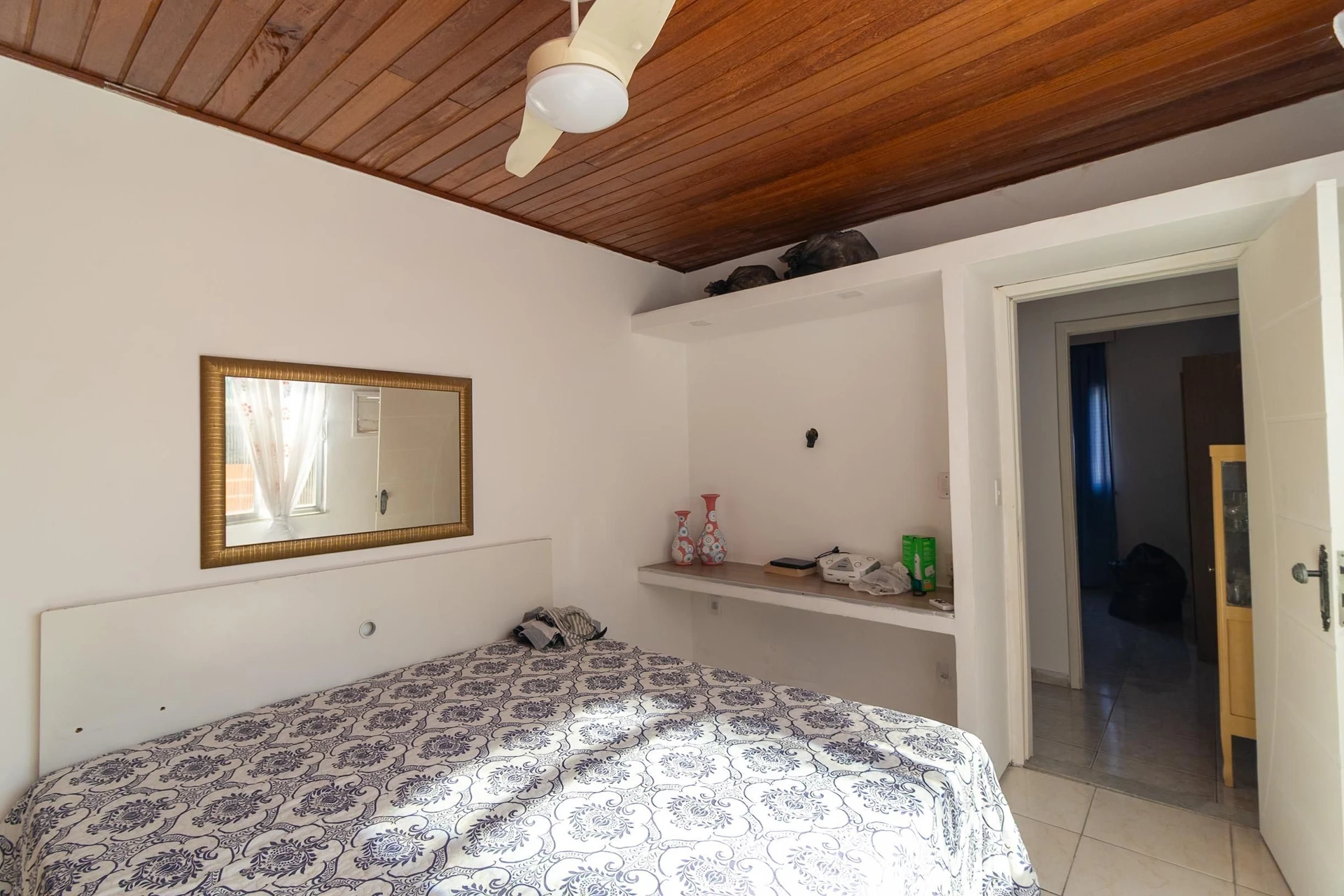 Furnished 4-bedroom apartment with balcony and desk area — photo 28