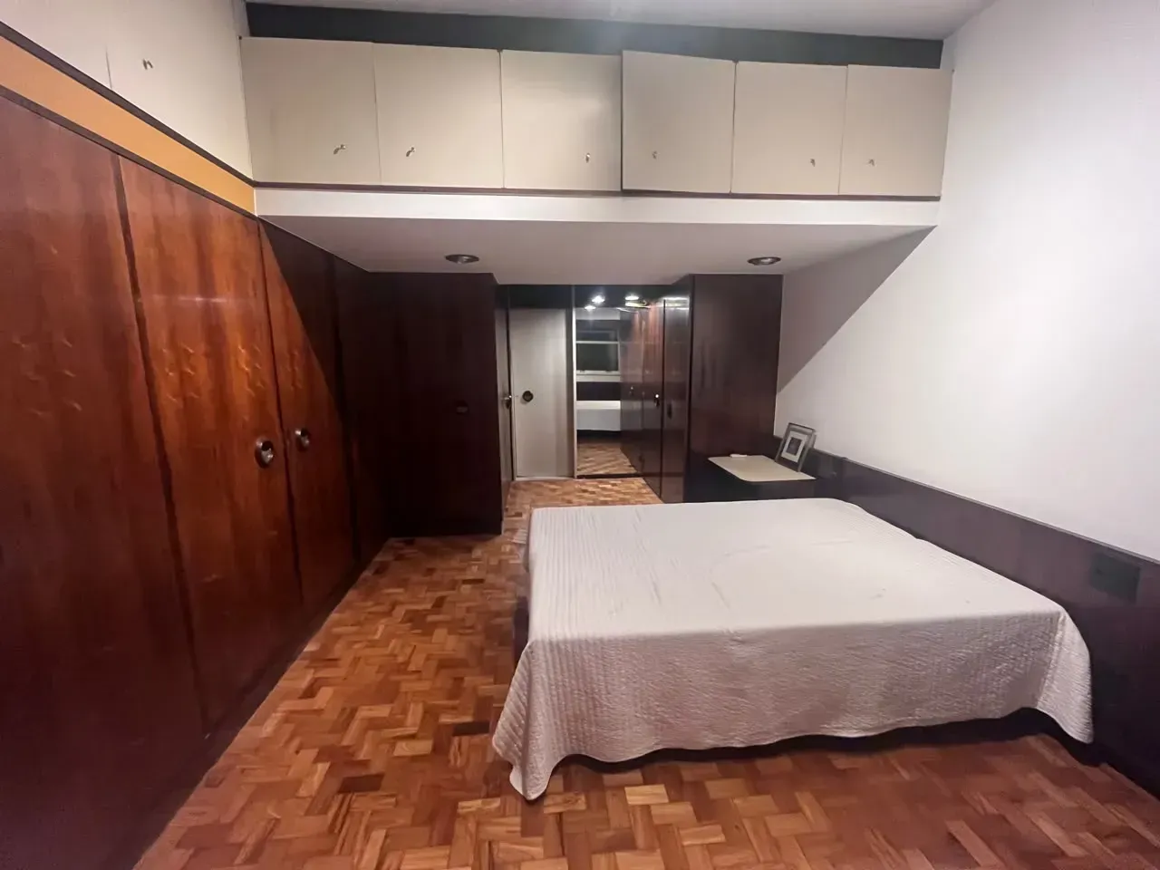 Apartment with a closed-off kitchen and room to work — photo 7
