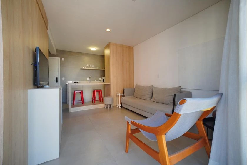 Furnished 1-bedroom apartment with open-plan kitchen — photo 8
