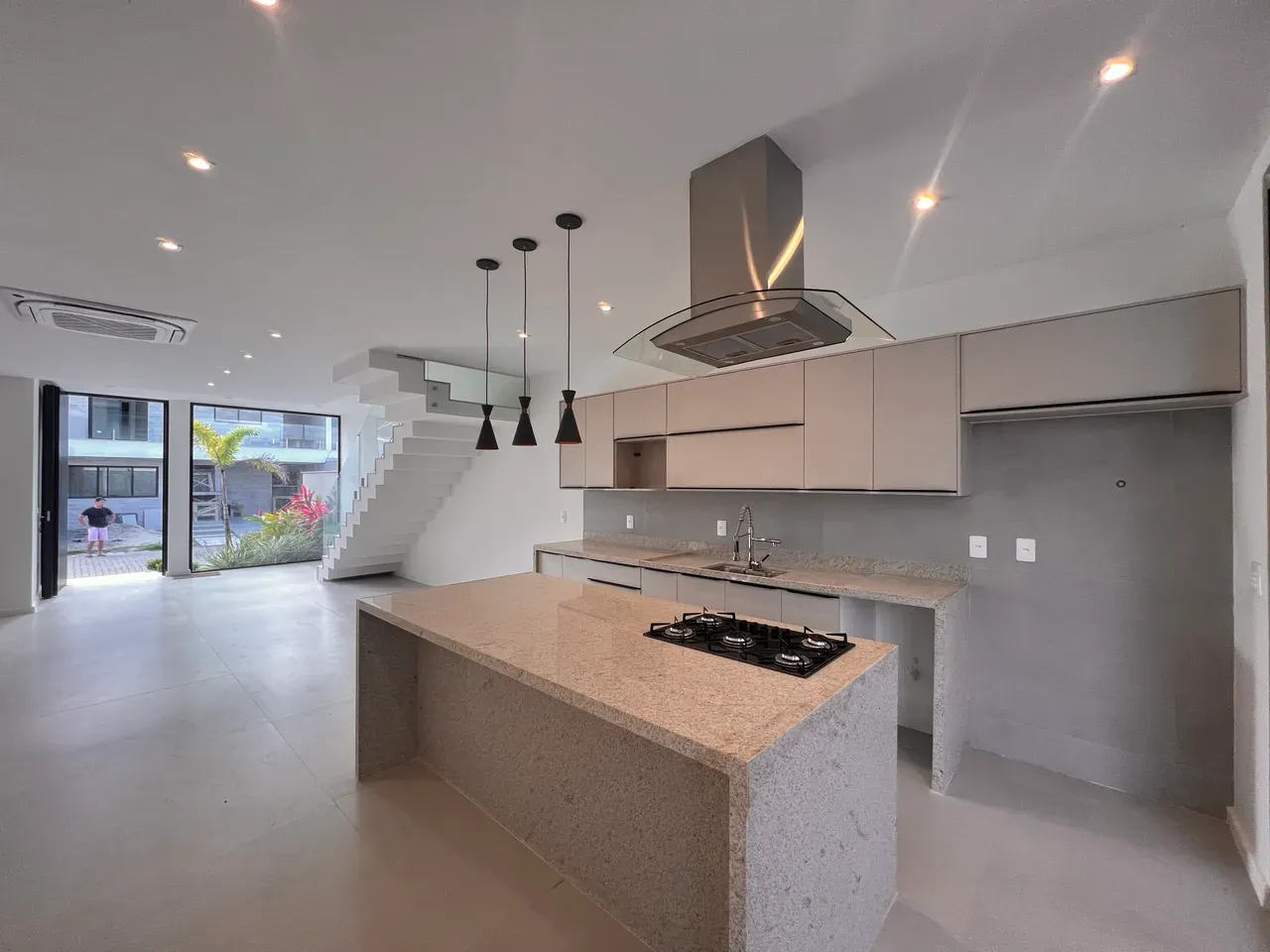 House, 330 m², with floor-to-ceiling windows — photo 8