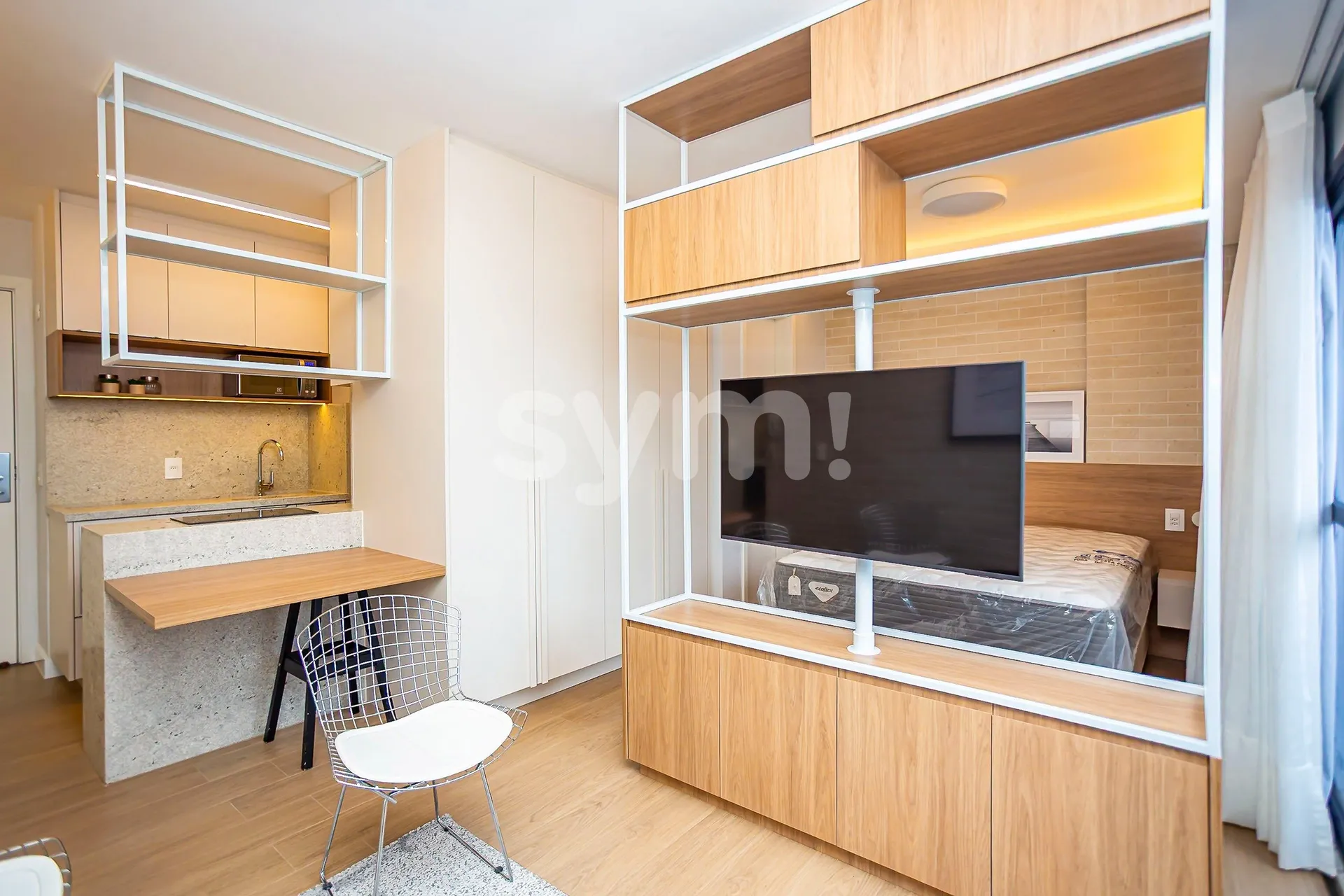 Furnished 1-bedroom apartment with a glass-enclosed balcony — photo 93