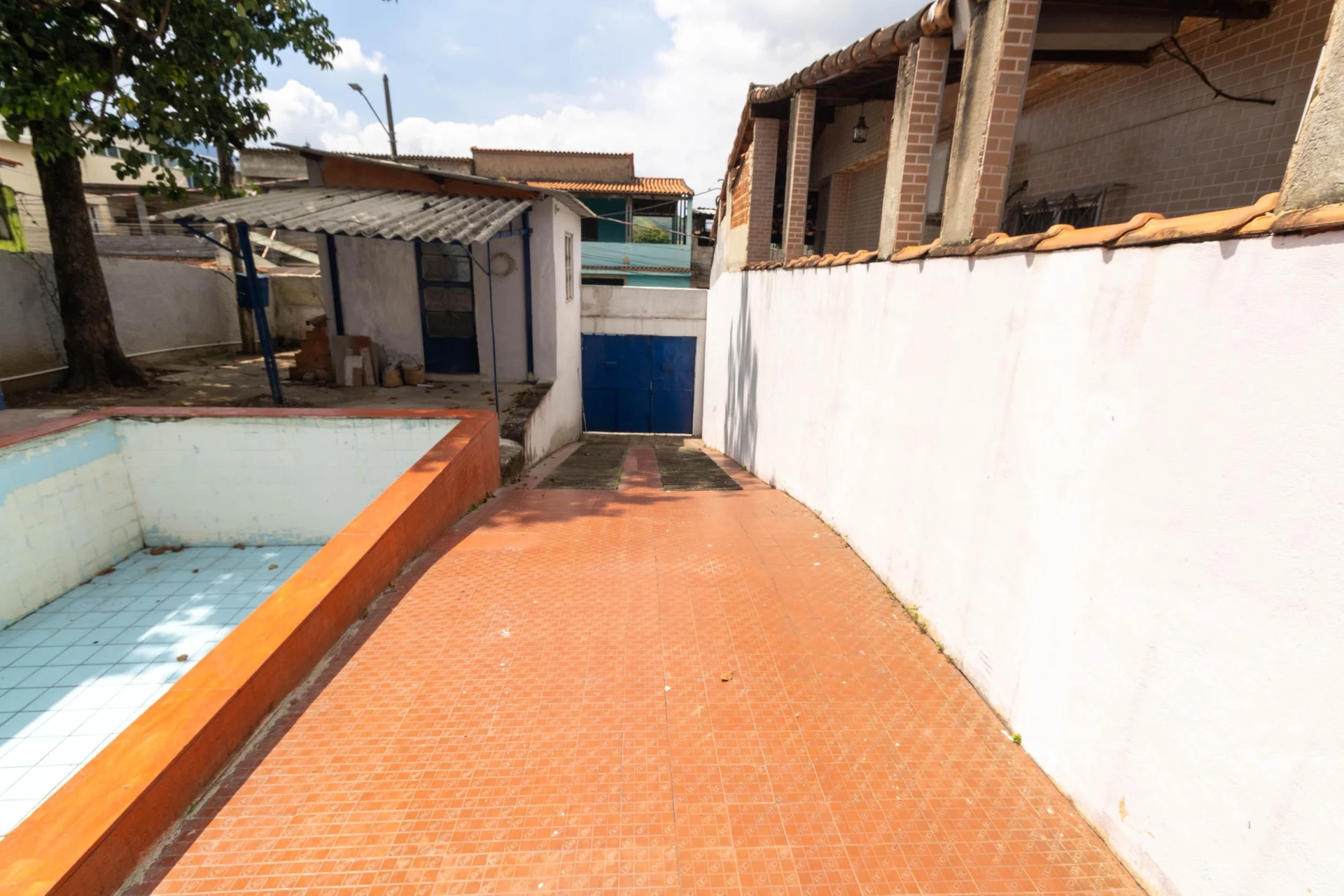 House with 3 bedrooms and a shared outdoor pool — photo 14