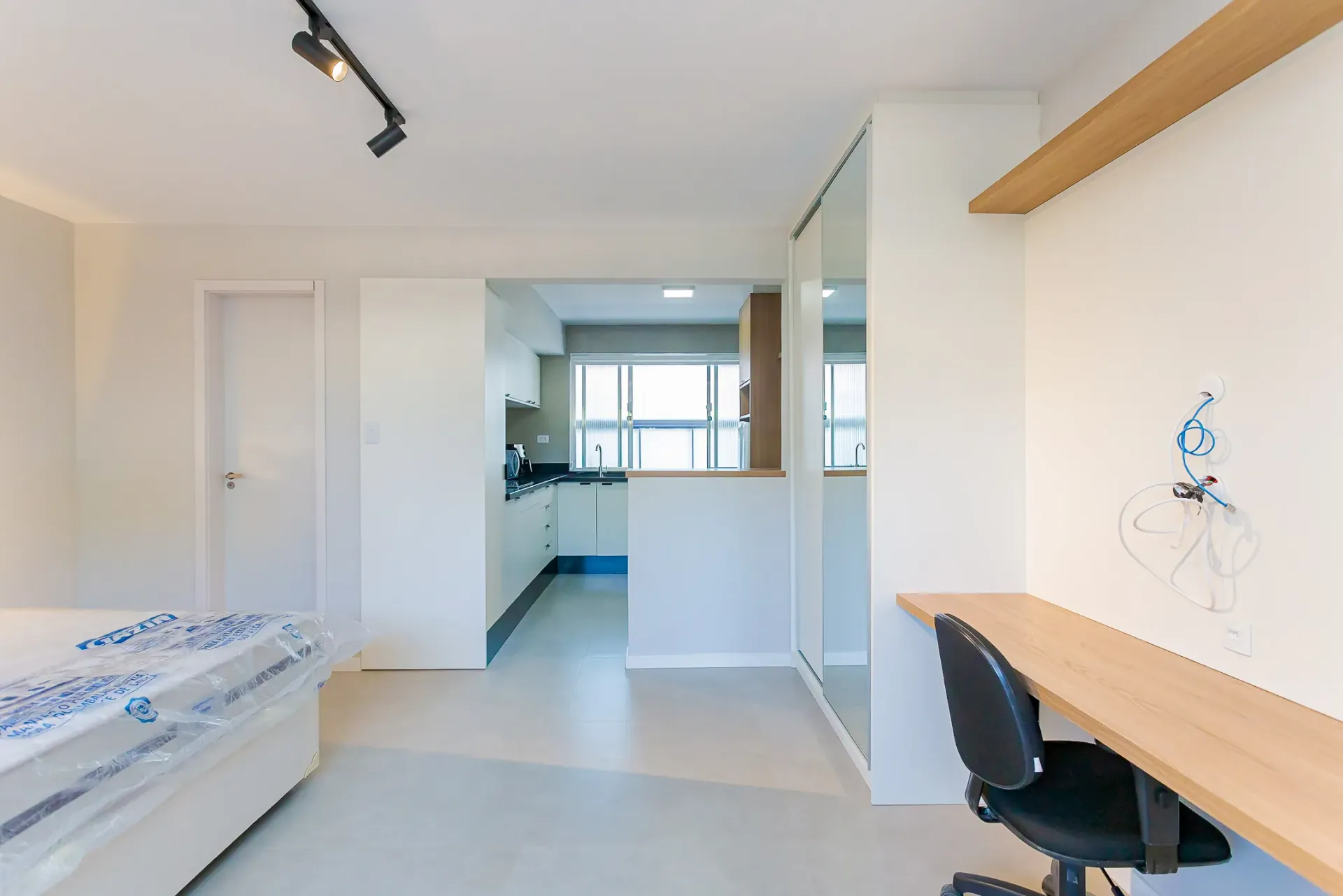 Furnished studio with glass shower and 1 parking spot — photo 22