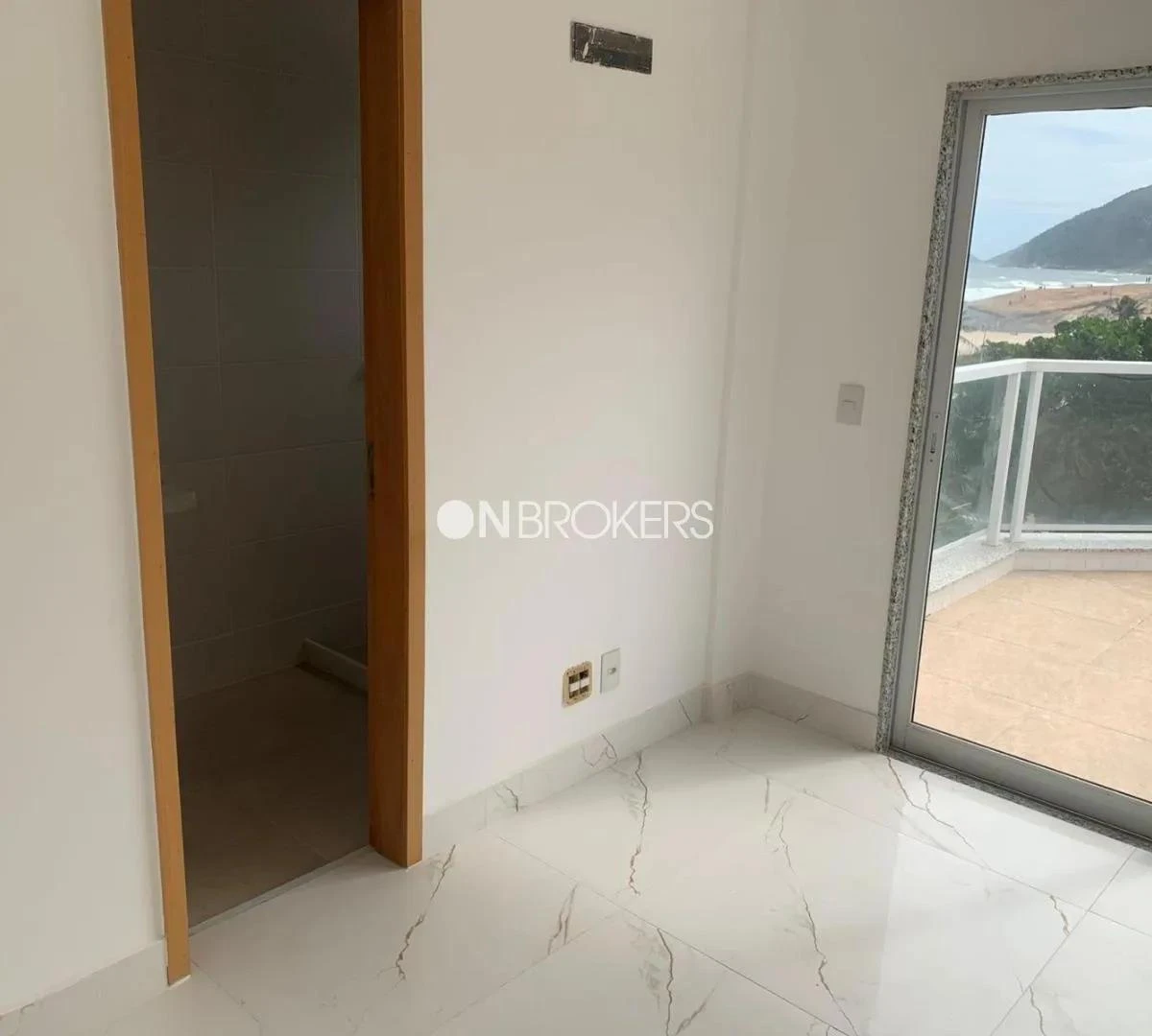 240 m² apartment with 4 en-suite bedrooms and balcony — photo 3